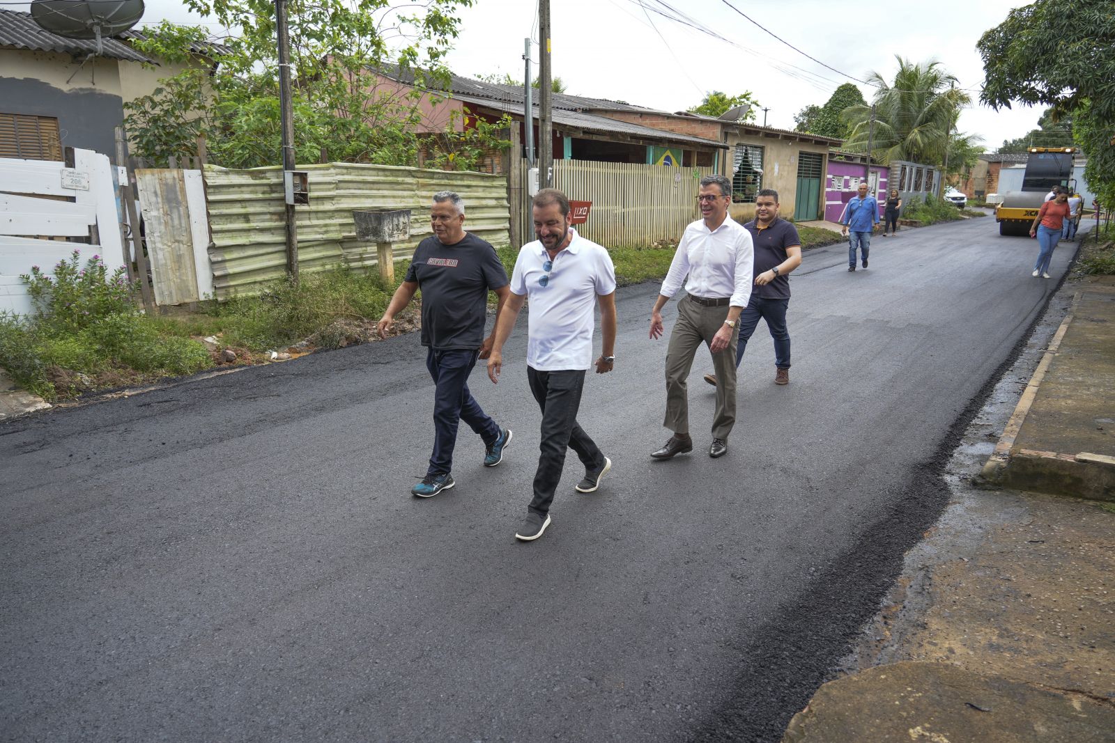 Hildon Chaves visita obra de recapeamento em ruas do bairro Triângulo